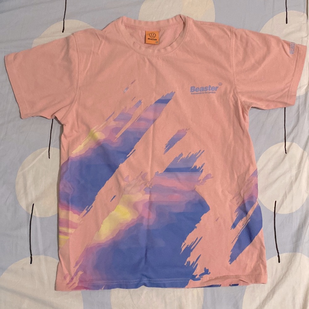 pink T-shirt . Suitable for autumn wear